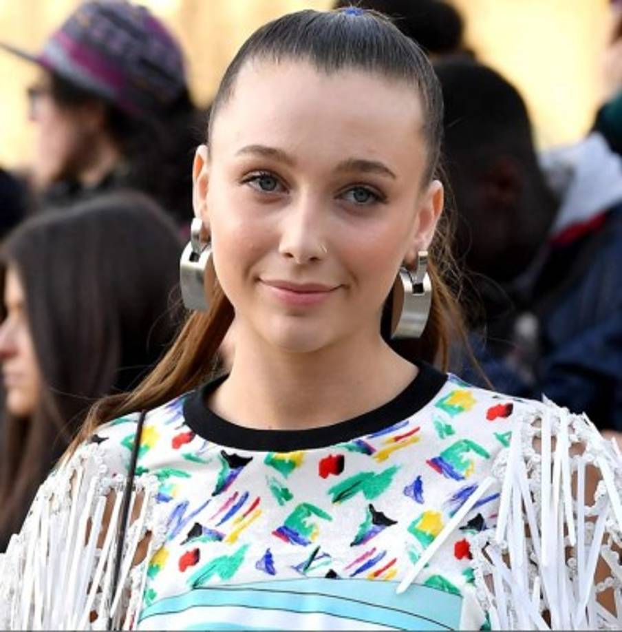 Emma Chamberlain<br/><br/>Es una influencer de vlogs que en dos años acumuló 8 millones de suscriptores en su cuenta de YouTube.<br/><br/>La joven de 18 años se hizo famosa por tener une estilo más informar en sus videos, a diferencia de otras colegas que mantienen sus publicaciones impecables.<br/><br/>Los videos de Chamberlain ya han sido vistos más de 785 millones de veces, inspirando a otros creadores, incluyendo a la modelo Karlie Kloss, a seguir su liderazgo (más informal).