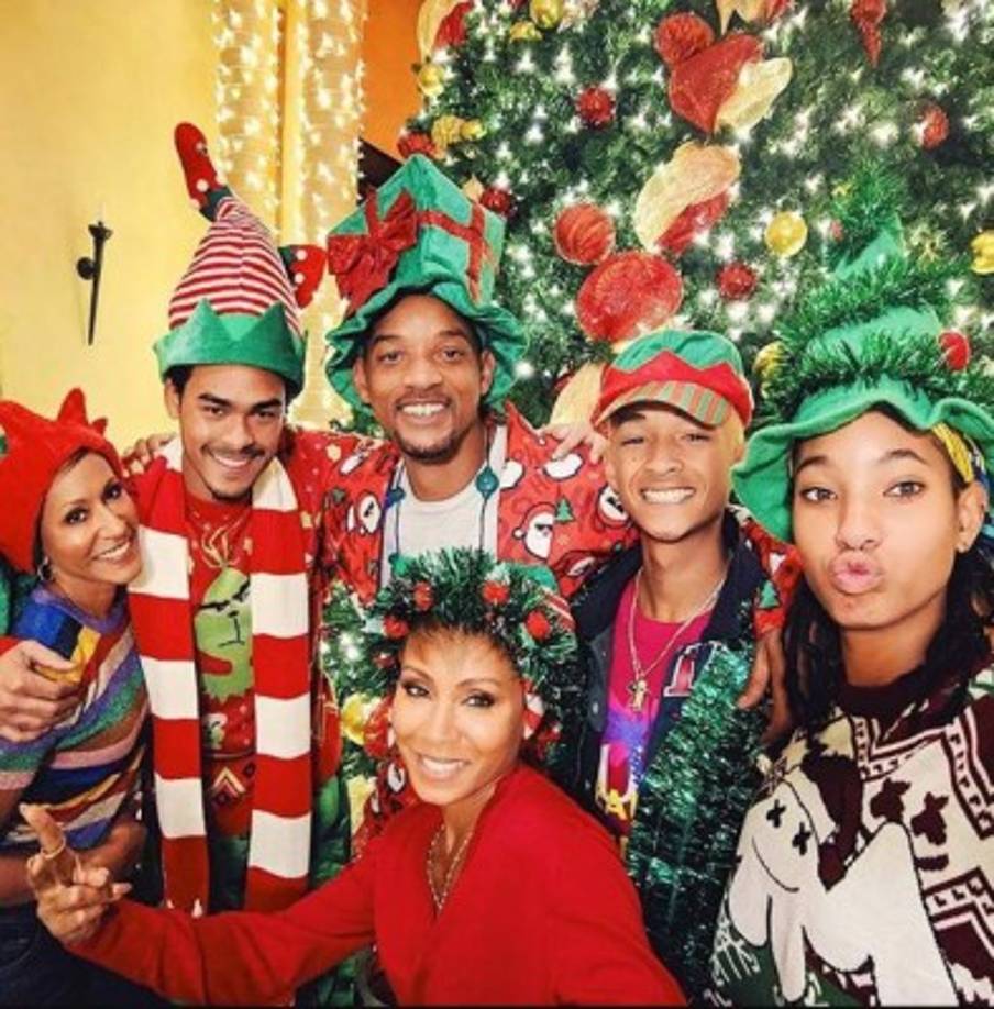 Will Smith publicó en la víspera de Navidad una foto súper festiva de él y su familia, su esposa Jada Pinkett Smith, su madre Adrienne Banfield-Norris, los hijos de la pareja Willow Smith y Jaden Smith y el hijo del actor Trey Smith, de pie en frente de un árbol de navidad vistiendo traje de fiesta.
