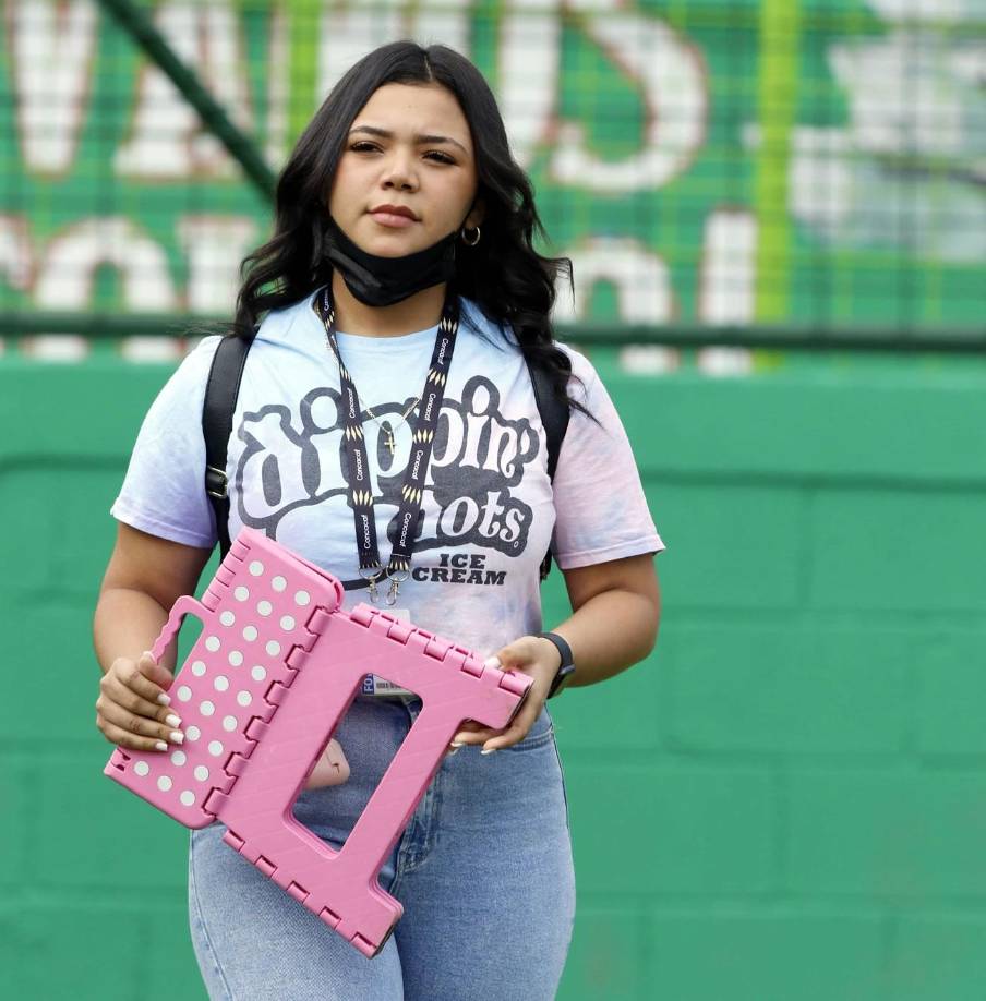 La bella fotógrafa Desired Majano dio cobertura al derbi sampedrano Marathón-Real España.