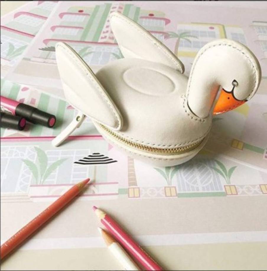 Una de las inspiraciones de la diseñadora eran animales, como lo refleja con este pato con sus alas arriba.