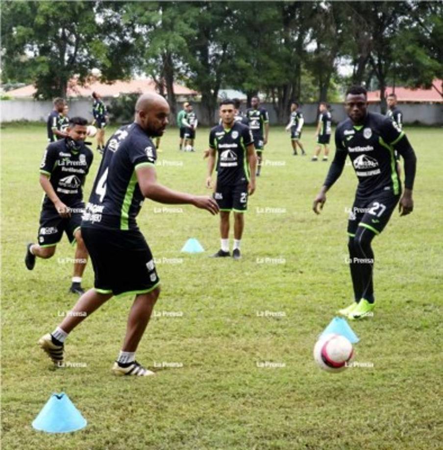 Costly y Caue Fernandes no trabajaron juntos. El delantero hondureño entrenó con otro grupo.