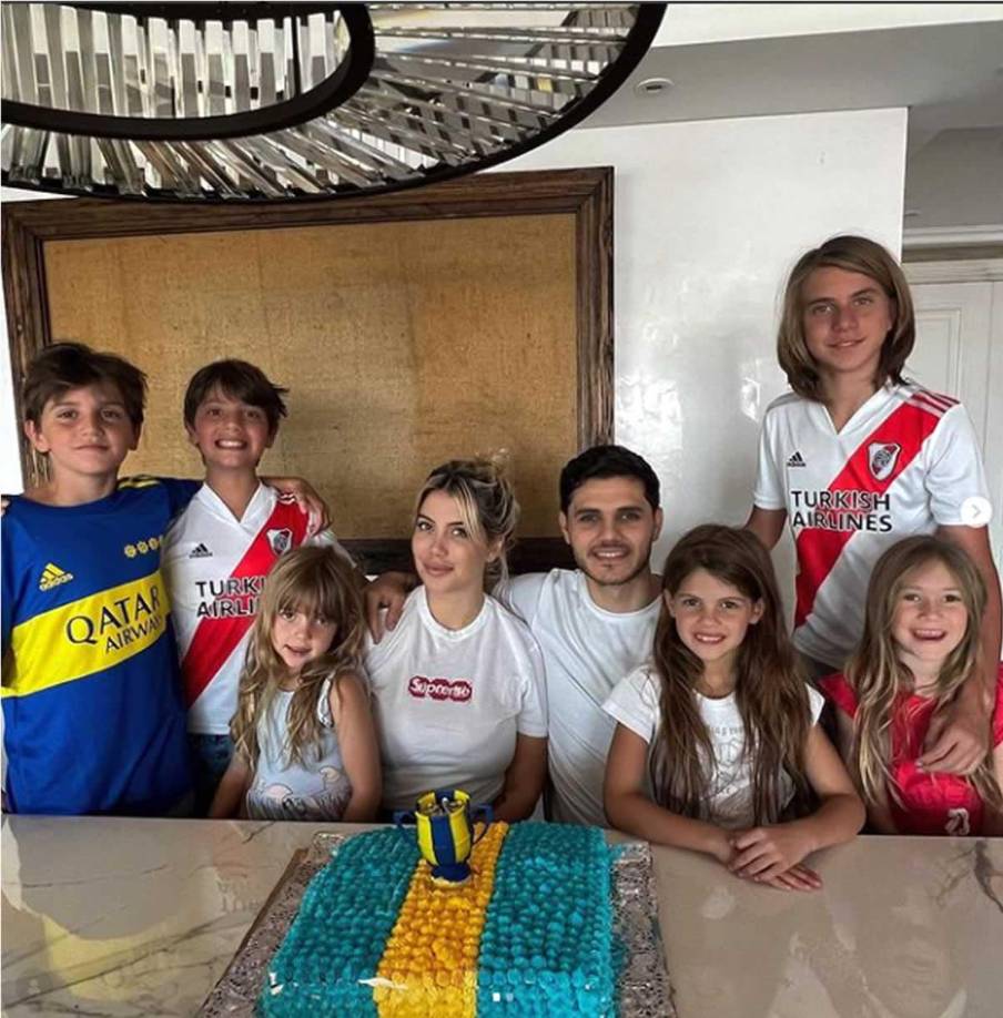 Mauro Icardi, delantero del PSG, viajó de París a Argentina para estar con su esposa Wanda Nara y sus hijos.