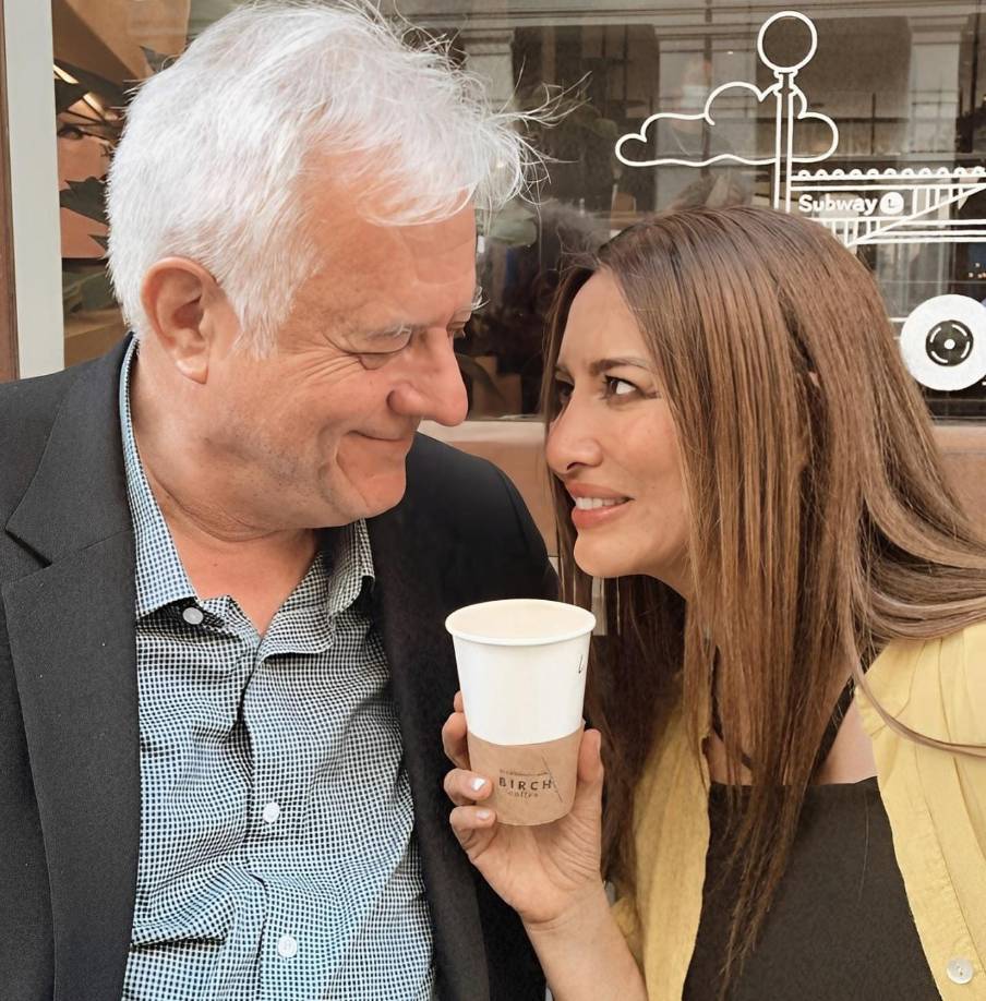 Sin embargo, ese no sería el dato ‘macabro’ de esta historia. Ella precisó que durante varios años el esposo de Miryam Hernández le estuvo pagando cirugías estéticas a la mujer en mención, esto con el fin de parecerse físicamente a la cantante chilena. “Peor aún, hay algo todavía más grave: si esto es una traición a una mujer que no se lo merecía, acá hablamos de situaciones tan bochornosas o vergonzosas que tenemos información de que el señor Jorge Saint-Jean, durante todo este tiempo, le pagaba cirugías estéticas a esta mujer para que se pareciera, cada vez más, a Myriam”, añadió.