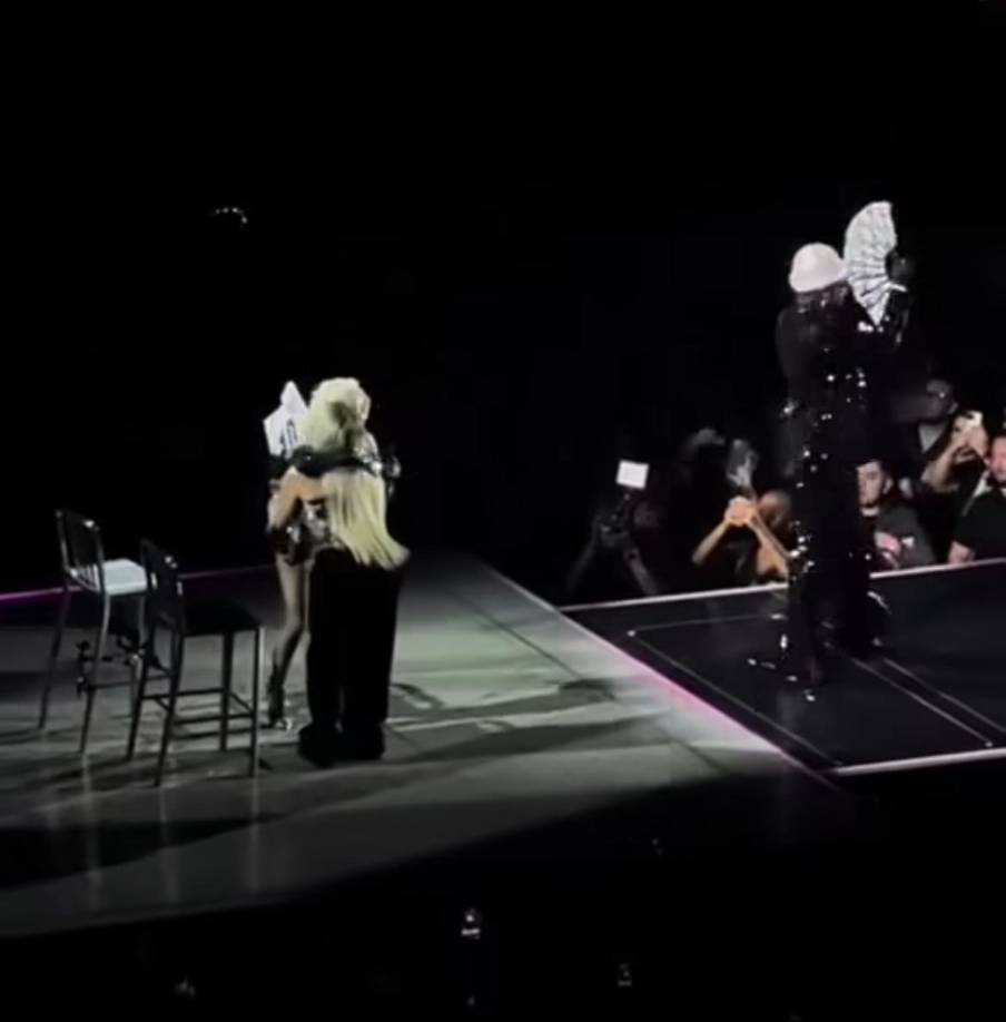 Rumbo al histórico evento, Guevara envió un mensaje a sus seguidores para que le ayudaran, pues había olvidado el regalo para Madonna. “Alguien que viva por la Narvarte, por donde vie Joel, porque yo ya tenía el regalo de Madonna y le traje un molcajete para que se llevara algo mexicano. (...) Se me olvidó, que me lo mande en Uber, ay no, estoy bien nerviosa”, explicó.