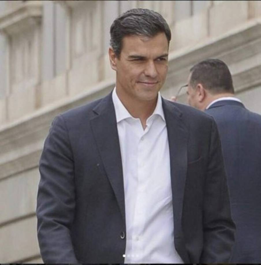 Pedro Sánchez, de 46 años, fue elegido este viernes en el Congreso como el nuevo gobernante de España ya que recabó el apoyo de 180 diputados, cuatro por encima de los 176 necesarios para la mayoría absoluta. Lo denominan como político de hechos, persistente.