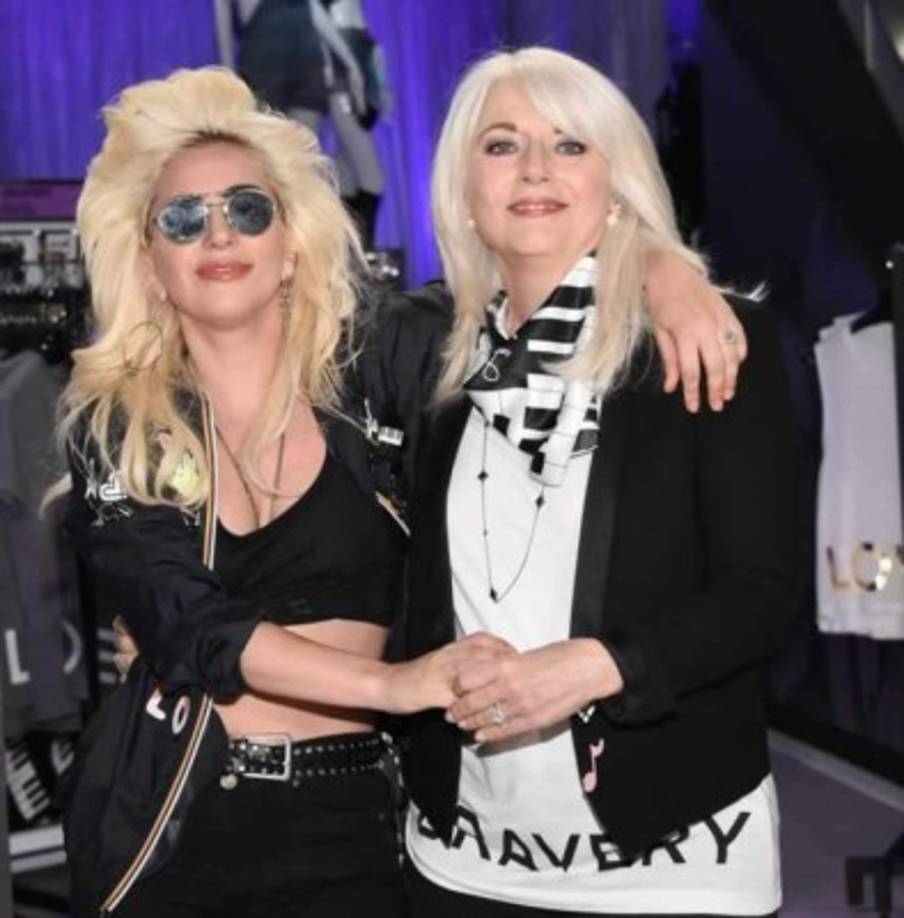 Lady Gaga<br/>Mamá: Cynthia Germanotta, 64 años<br/><br/>Cuando Lady Gaga sufría ansiedad y depresión, su madre siempre estuvo al pendiente de ella y fue incluso quien la animó a crear Born This Way Foundation, con la finalidad de ayudar a personas que también padecían estas enfermedades, ha declarado la cantante a Billboard.<br/>'Es especial en muchas maneras. Mi carrera es como regresarles todo a mi familia con la música', expresa Lady Gaga a Zane Lowe, del programa Beats 1.