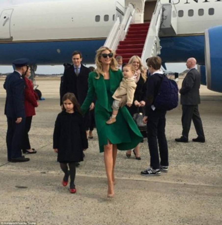 Ivanka, la hija favorita del magnate, es más popular que el propio Trump en varios estados, según sondeos recientes. Aún no se ha definido su papel en la campaña pero se espera que acompañe a su padre en varios mitines para pedir el voto de las mujeres.