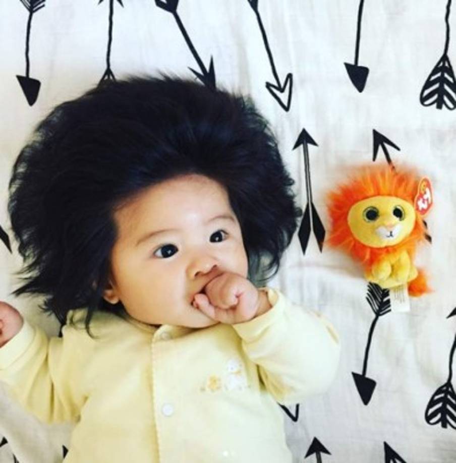 Con sus encantadoras fotos, la pequeña ha fascinado y se ha convertido en toda una celebridad de Instagram.