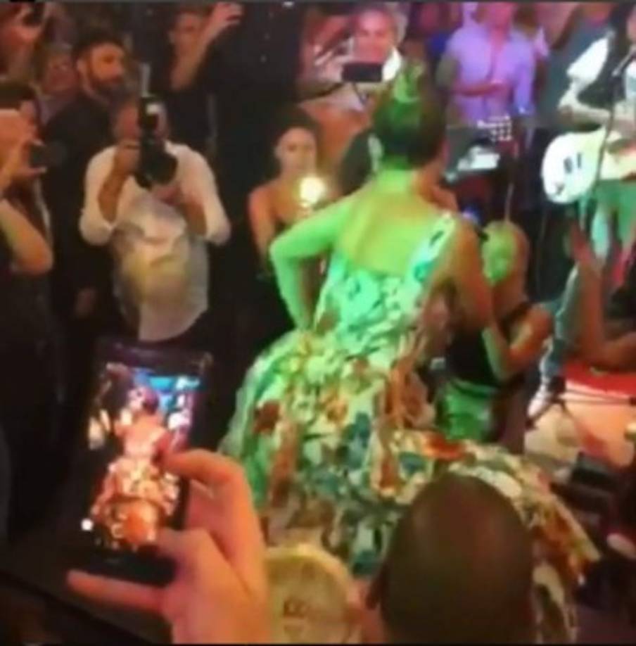 'Vamos a hacer ruido en Capri', escribió Alex en las imágenes que JLo sale deleitando con su baile.