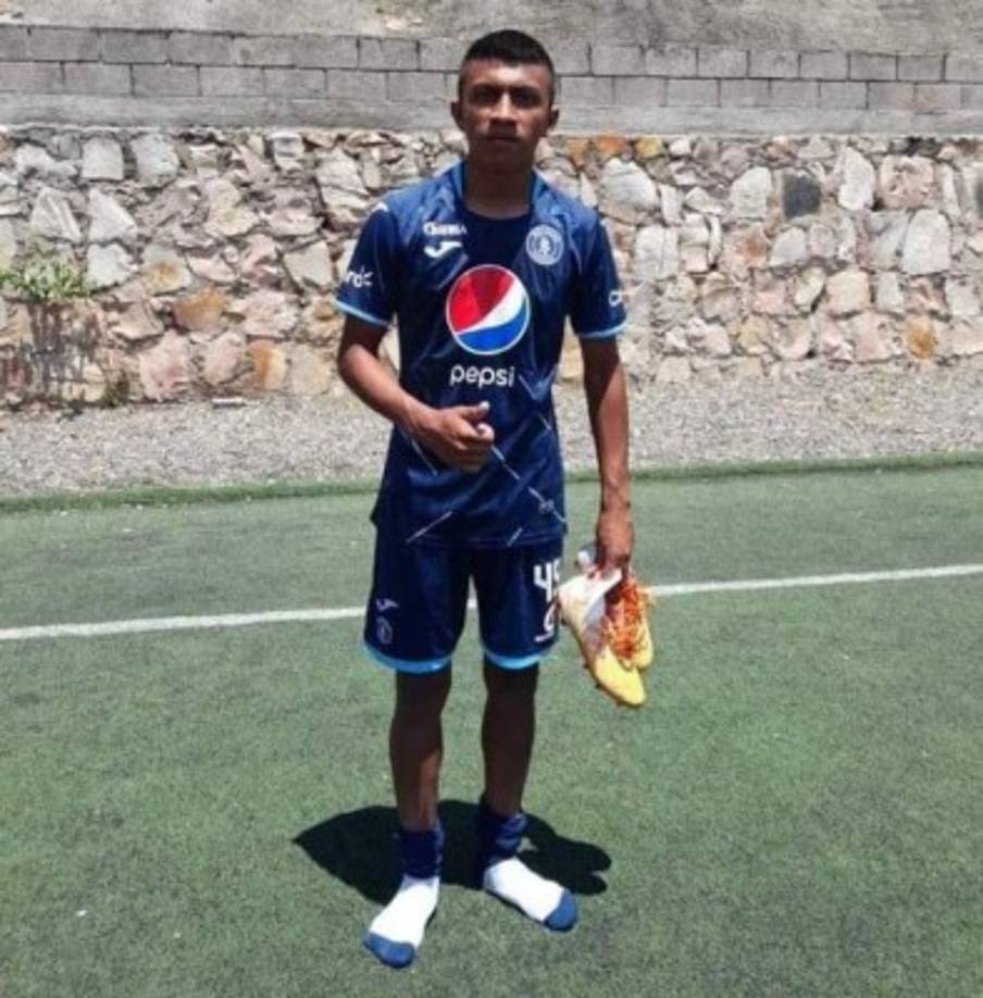El Motagua tiene un nuevo refuerzo. Se trata del volante ofensivo Óscar Cabrera Saravia, de 19 años, y quien llegó procedente del Atlético Esperanzano de la Liga de Ascenso. Este jugador es hermano de Maynor Cabrera, exjugador del Parrillas One y Santos de Segunda División.