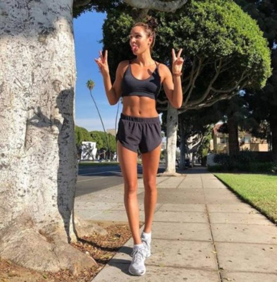Kayla Itsines es una entrenadora personal, autora y empresaria australiana con herencia griega.