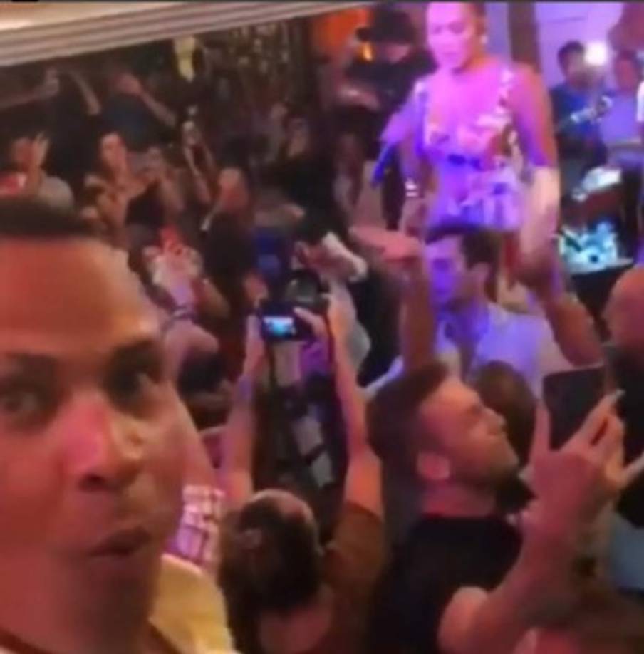 La cantante y actriz aprovechó un breve receso de su programa 'World of Dance' para su descanso, sin embargo, no desaprovechó la oportunidad para subirse a un escenario y poner a bailar a los presentes en una disco.