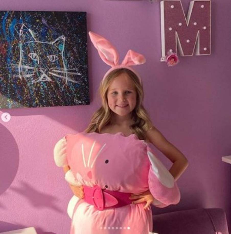 En tiempos de cuarentena los famosos se han visto obligados a hacer de todo para mantenerse entretenidos y entretener a sus fans.<br/><br/>Este reto, que fue creado a partir de videos virales de TikTok, ha sido realizado por niños e incluso hombres también se han atrevido.