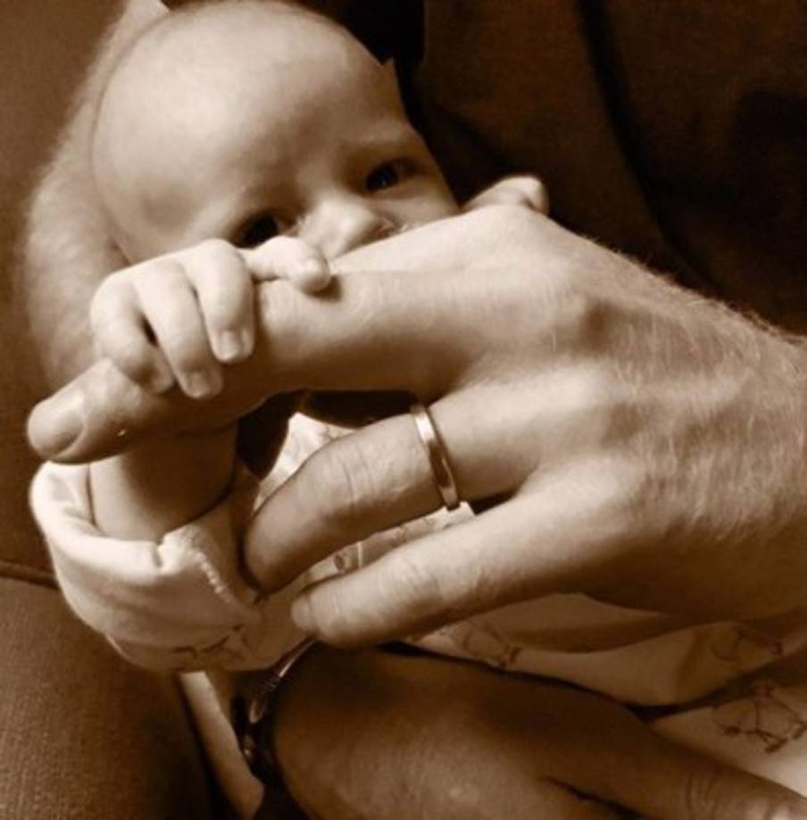 En contraste con los bautizos de los tres hijos de Guillermo y Catalina, el de Archie, el séptimo en la línea de sucesión al trono, estuvo marcado por el ya habitual secretismo de Meghan, muy celosa de su intimidad y, desde ahora, de la de su primogénito.