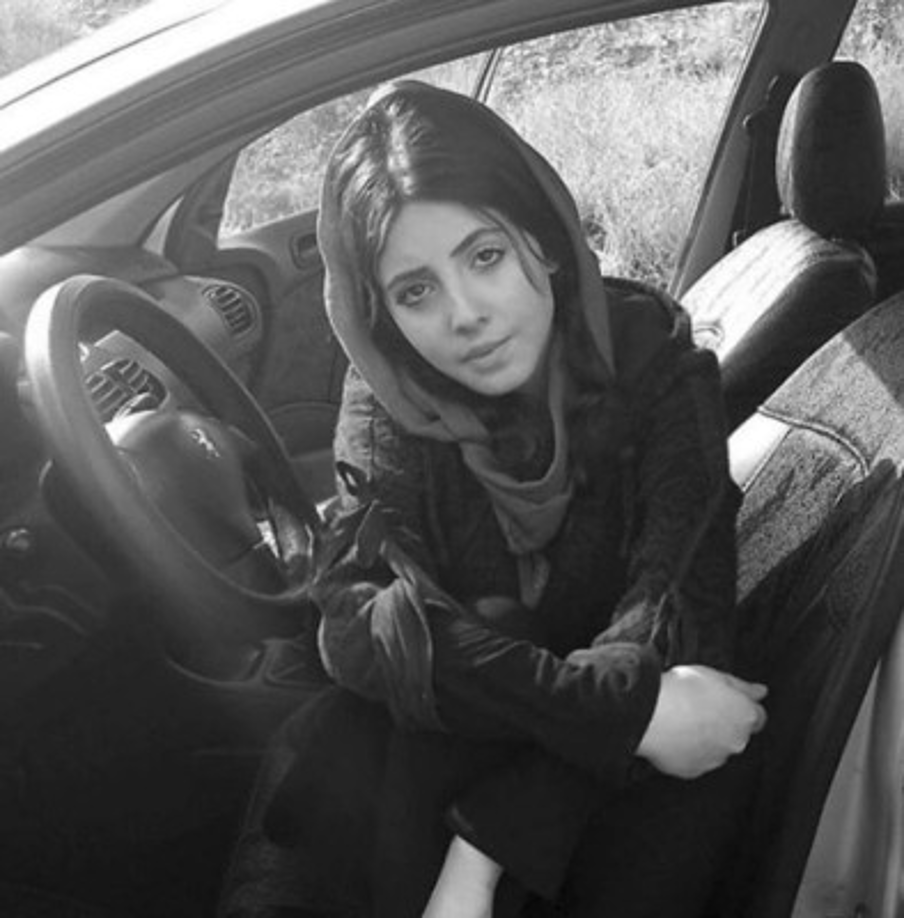 La joven decidió revelar su rostro para desmentir que realmente se haya sometido a 50 cirugías para parecer a la ex esposa de Brad Pitt.