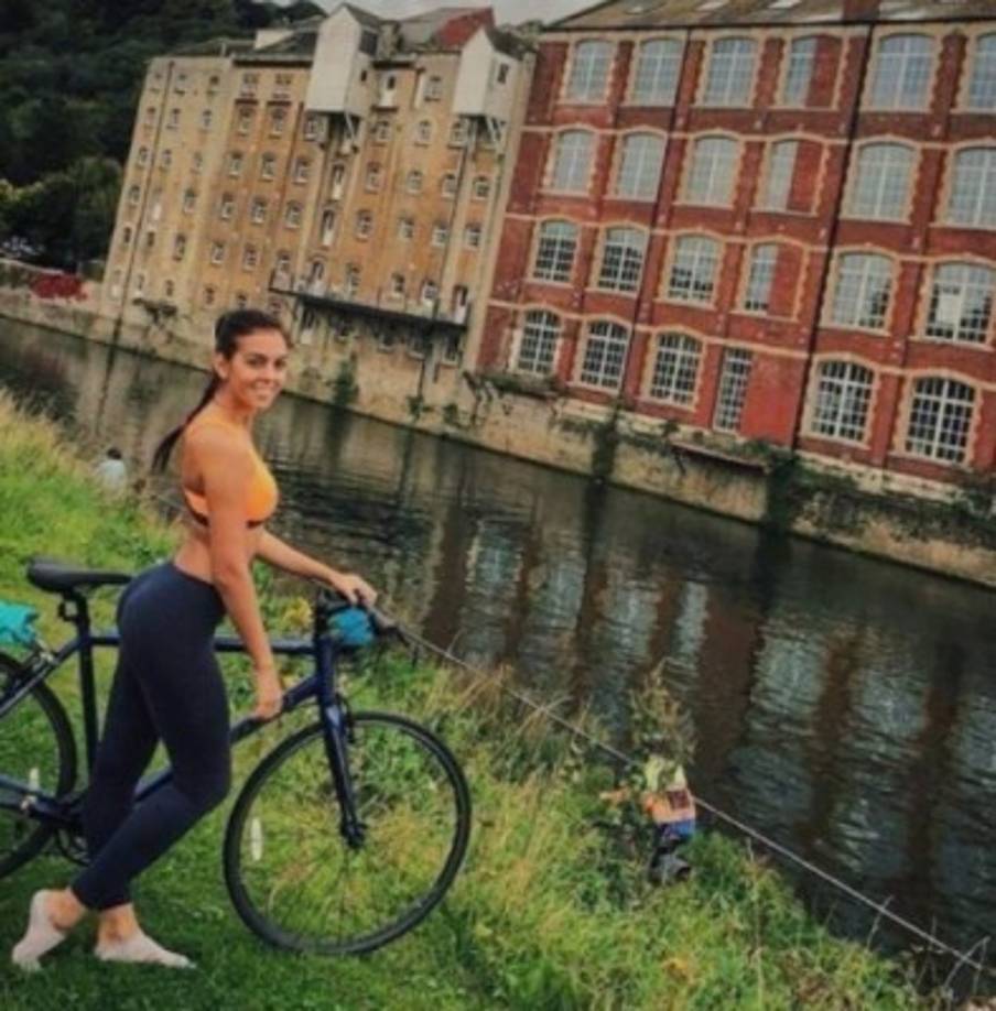 Sin embargo, según Georgina el primer encuentro fue así: 'El primer encuentro con Ronaldo fue en Gucci, donde trabajé como vendedora. Días después nos volvimos a ver en el evento de otra marca y fue entonces cuando pudimos hablar en un ambiente relajado, fuera de mi ambiente de trabajo. Fue amor a primera vista para ambos', comentó la novia del crack portugués de la Juventus.<br/><br/>