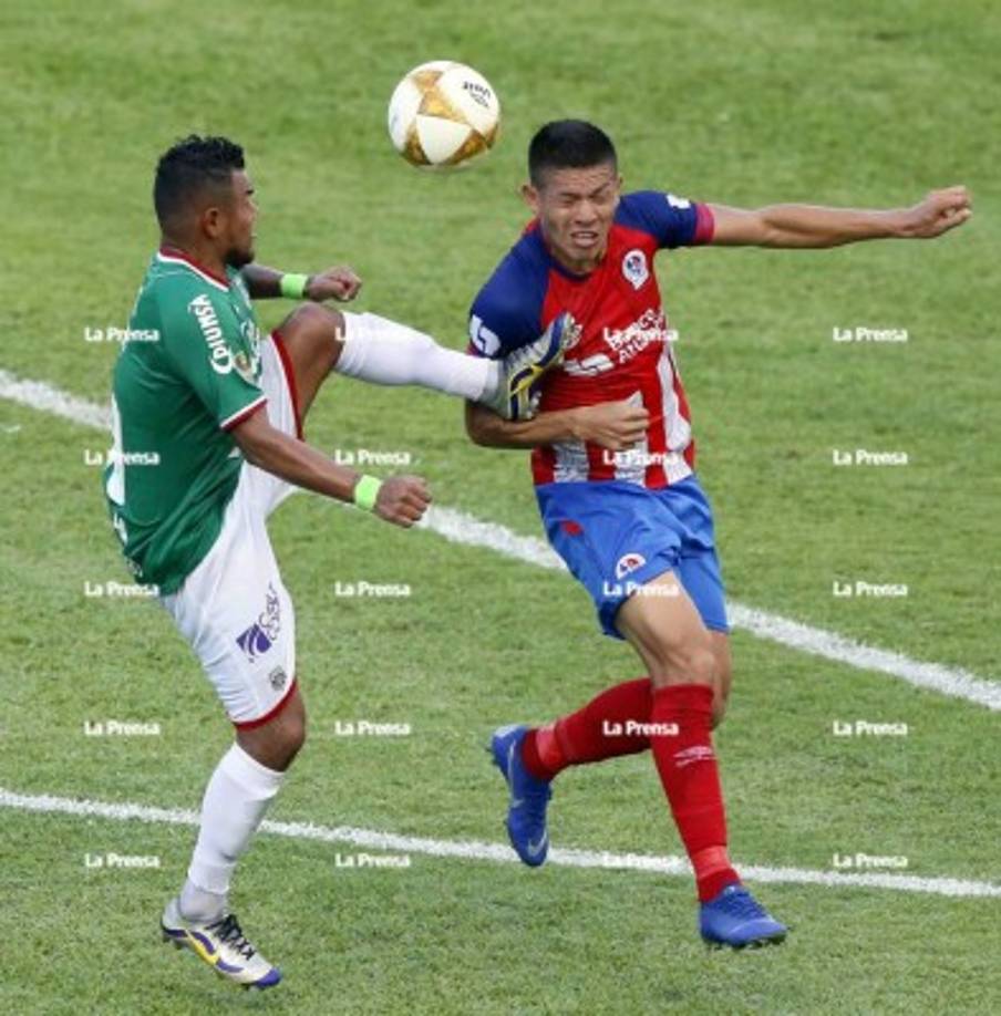 Mario Martínez propina una patada a Jonathan Paz que le ganó la posesión del balón.