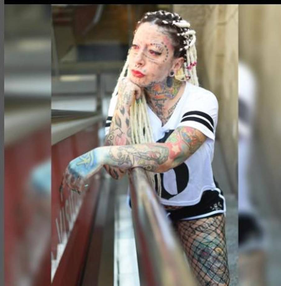 Eso sí, aclaró que “no me los voy a quitar todos, me voy a quitar el 95% de los tatuajes de la cara y luego me haré alguno nuevo incluso, pero me he cansado de verme tan llena”.