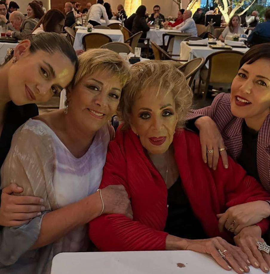 “Lo que me llamó la atención de esta imagen de Alejandra Guzmán saliendo de la casa donde se leyó el testamento es que <b>tiene como muy rígida la mandíbula. </b>Me da la impresión de que hubo algún jaloneo, alguna discusión, donde no se pusieron de acuerdo”, especuló en la transmisión del 18 de diciembre.