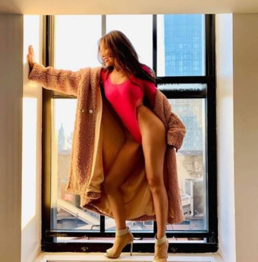 Thalía presume su figura por medio de sus redes sociales, y comparte parte de las rutinas con las que ha logrado mantener ese cuerpazo.