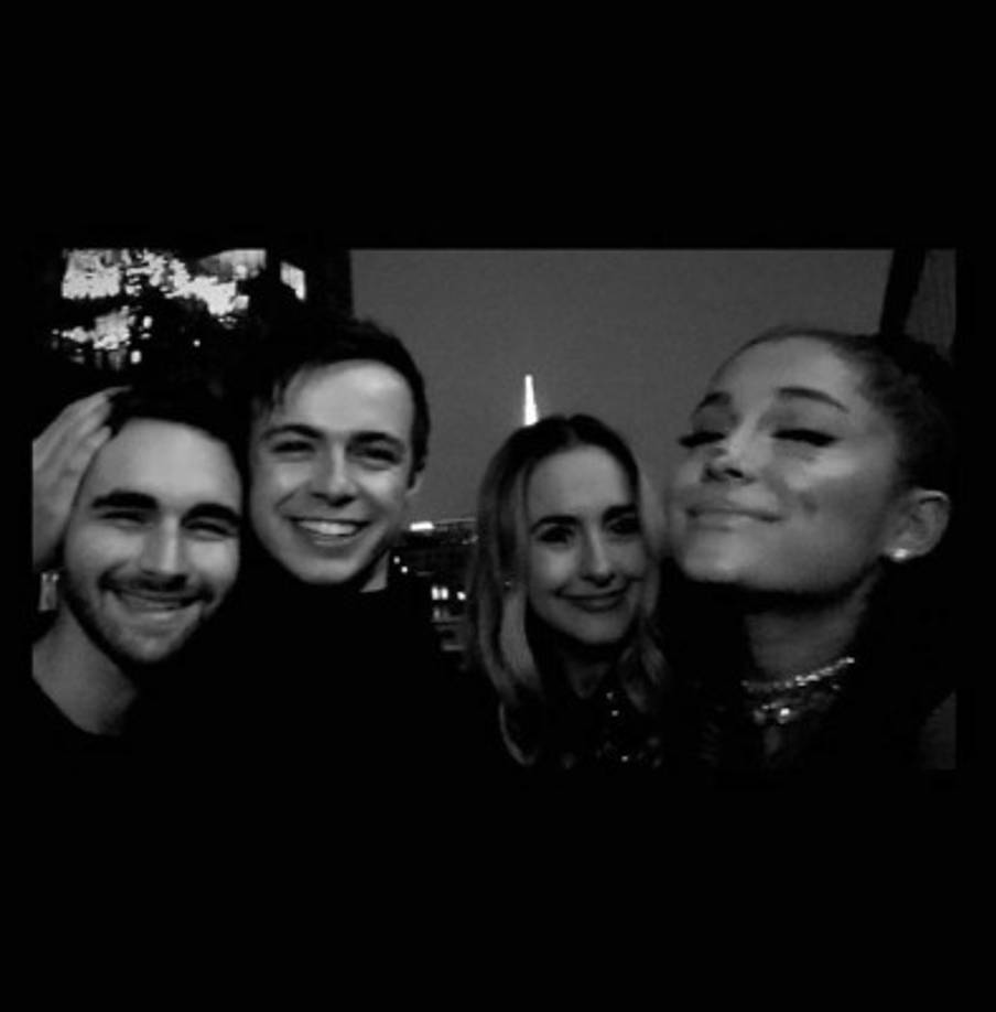 Ariana Grande compartió un mensaje con sus seguidores a través de Instagram:<br/><br/>'Feliz Navidad, enviándoles todo el amor y la luz que hay. Las vacaciones pueden ser muy difíciles a veces. Enviando un abrazo extra a quienes lo necesiten. Los amo siempre y estoy ansiosa por compartir el año que viene con ustedes en el camino. por ahora, voy a pasarla con estas reinas que de alguna manera siempre saben cómo darle sentido a todo. Cuídense.'