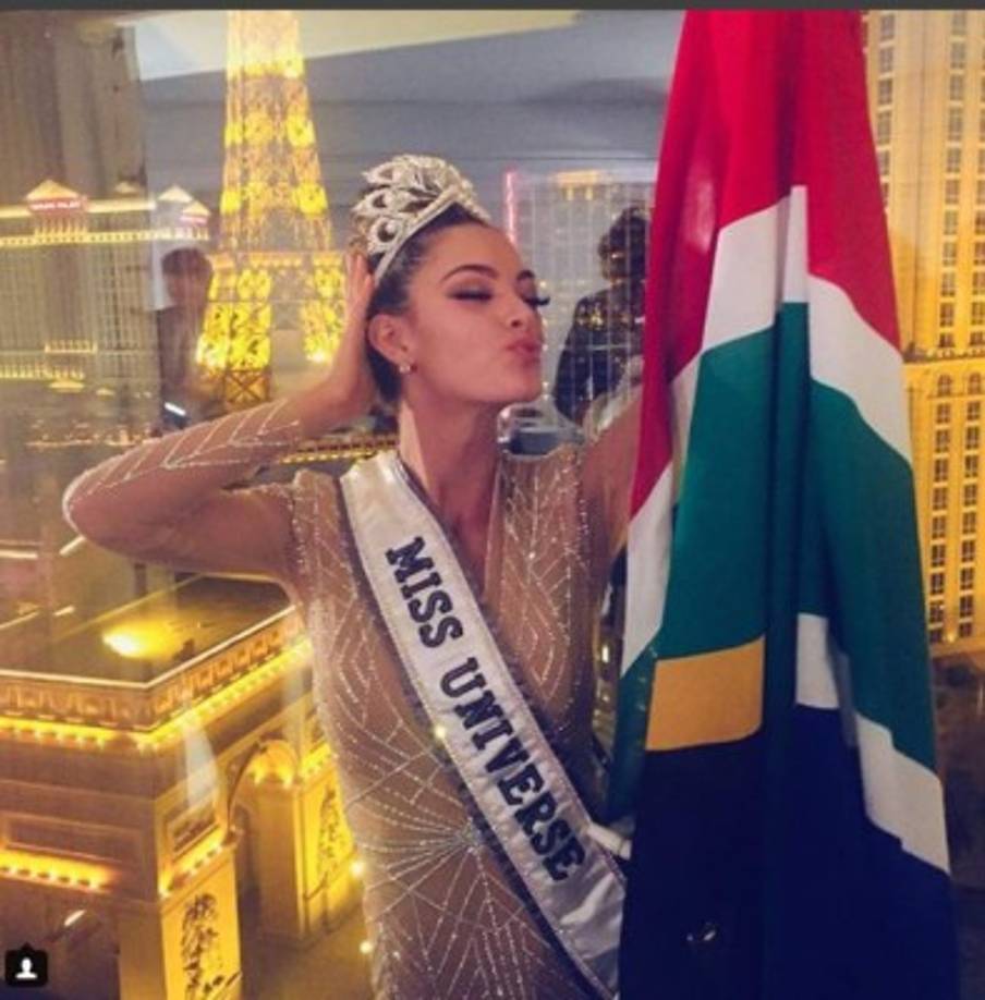 La corona le fue entregada por la francesa Iris Mittenaere, que recibió el nombramiento el año pasado.<br/>