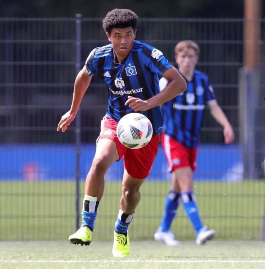 Posadas, de 18 años de edad, se ganó la firma con el Dortmund tras deslumbrar desde los cuatro años en las categorías inferiores del histórico equipo Hamburgo SV.