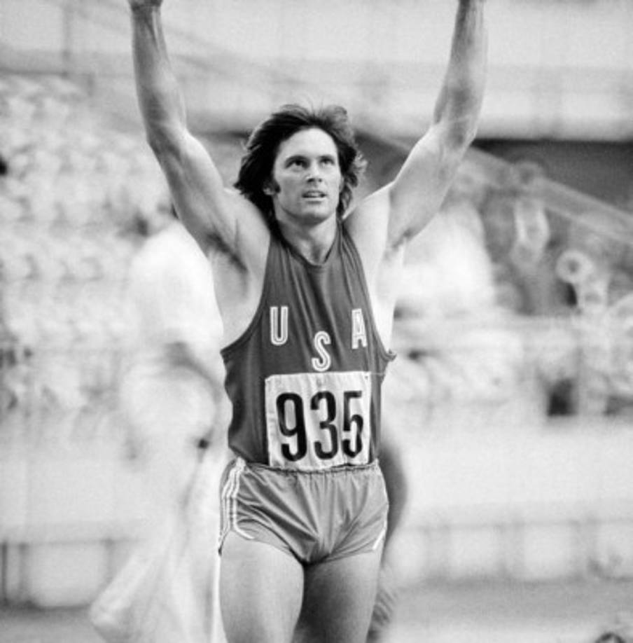 Bruce Jenner. De la larga lista de ‘héroes’ deportivos de Estados Unidos, el nombre de Bruce Jenner se ubica entre los más distinguidos. Fue un extraordinario atleta que brilló en las pistas en la década de los 70, del siglo pasado. Fue en los Juegos Olímpicos Montreal 1976 donde alcanzó la máxima gloria al colgarse la medalla de oro en la siempre compleja y extenuante decatlón.