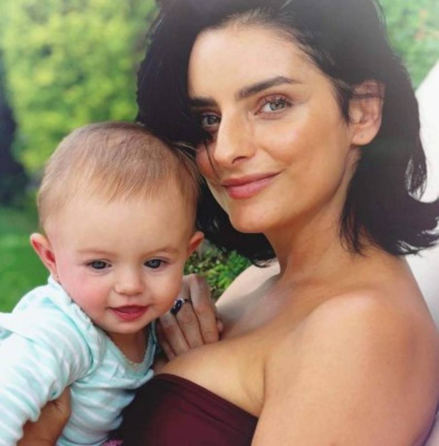 Aislinn Derbez<br/><br/>La actriz y su esposo, Mauricio Ochmann, se convirtieron en padres de una niña, llamada Kailani, el domingo 25 de febrero.<br/><br/>'Nació ayer! Gracias @aislinnderbez por esta bebé hermosa. Estamos muy felices!', publicó Ochmann un día después en Instagram Stories.