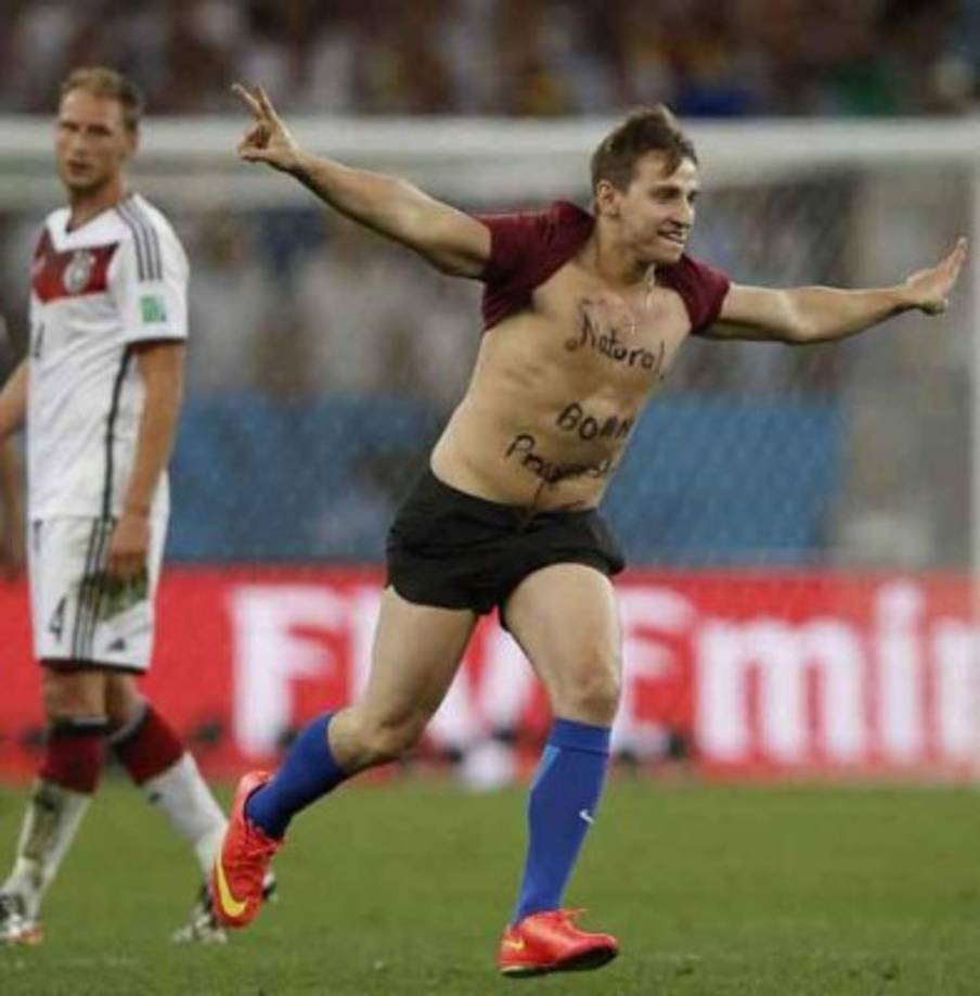 El ruso Vitaly Zdorovetskiy, novio de la rubia que detuvo la final de Champions League, hizo lo mismo en la Copa del Mundo de Brasil en el 2014.