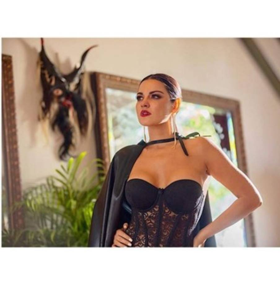 Sin embargo, recientemente compartió el look total de este increíble atuendo, el cual nos dejó impactados a muchos. Se trata de un corset de encaje con ligas y medias negras que combinó con una capa de satén.<br/>