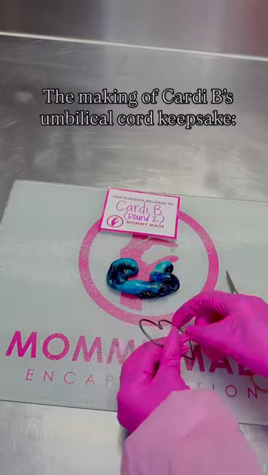 Cardi B convierte su cordón umbilical en una lujosa joya