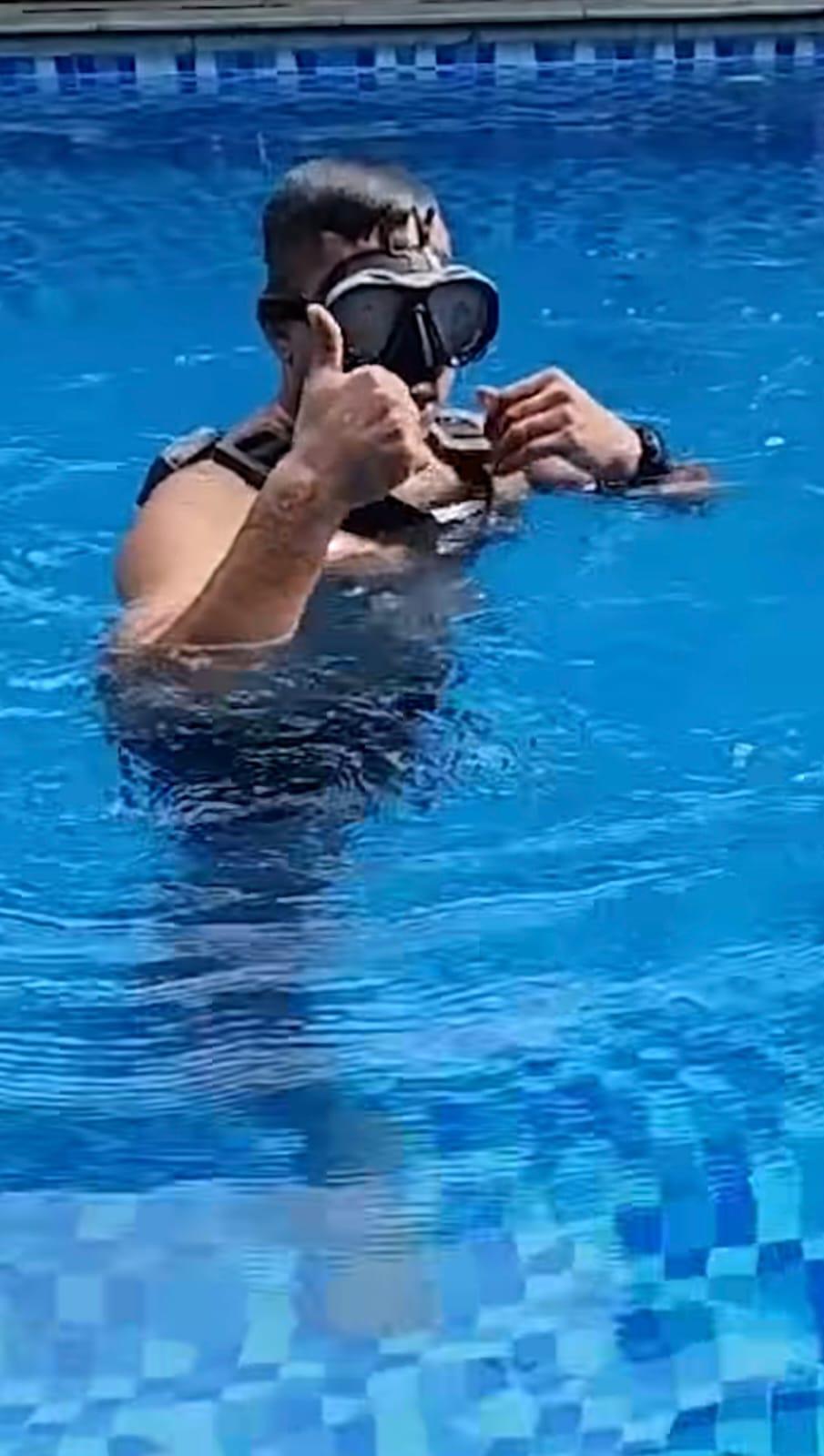 Con una sola respiración: yogui rompe Récord Guinness con 86 flexiones bajo el agua