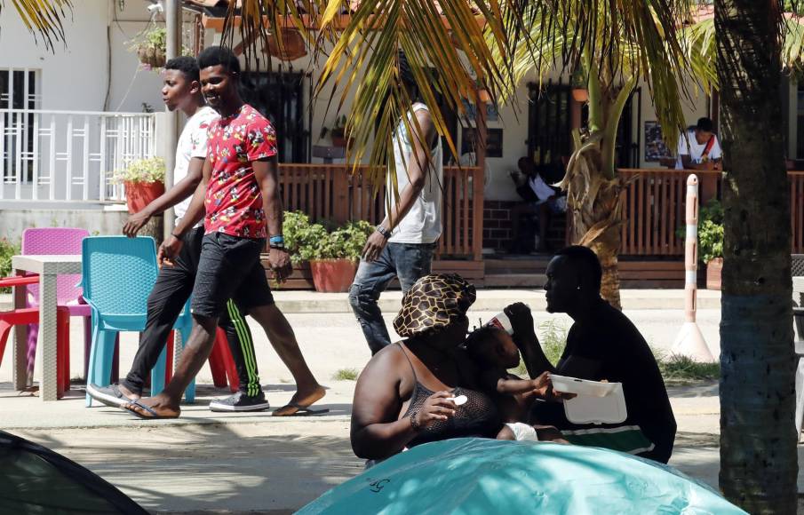 Otros 19,000 migrantes haitianos varados en Colombia se dirigen hacia EEUU