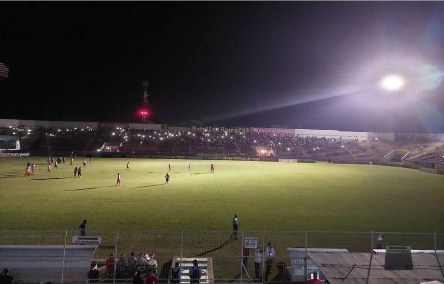 El estadio Ceibeño se quedó a oscuras durante 22 minutos por un apagón en las torres de energía eléctrica, el cual retrasó el partido Vida-Real España.