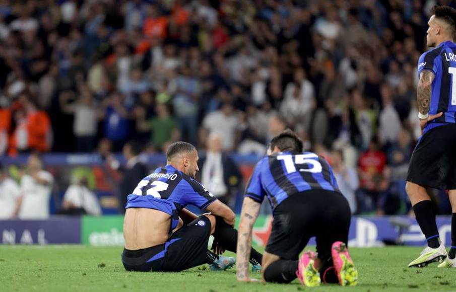 Los futbolistas del Inter se lanzaron al terreno de juego tras el pitazo final de la gran final de la Champions.