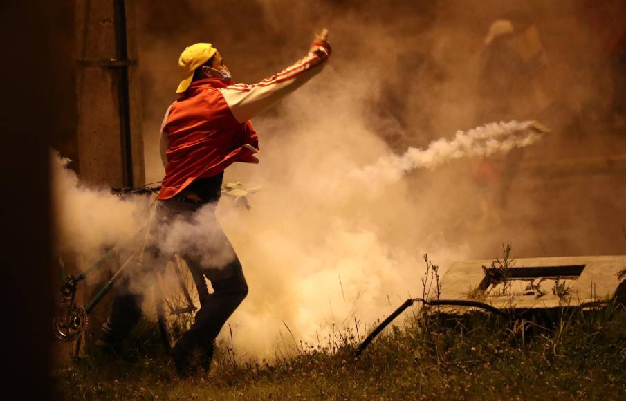 Batalla campal en Quito: Protestas indígenas ponen en riesgo la democracia en Ecuador, según FFAA
