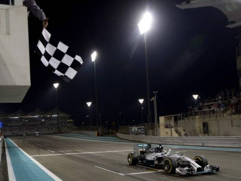El británico Lewis Hamilton al momento de cruzar la meta.