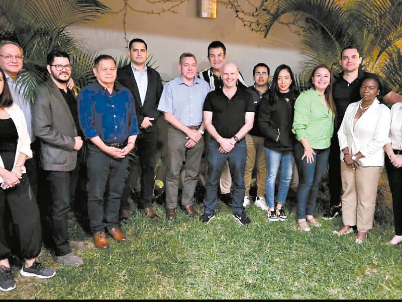 <b><span class=mln_uppercase_mln>Bloque.</span></b> Foto de miembros de oposición que conformaban el BOC. Minutos después de la elección de varias autoridades, el designado presidencial Salvador Nasralla anunció su salida del BOC.