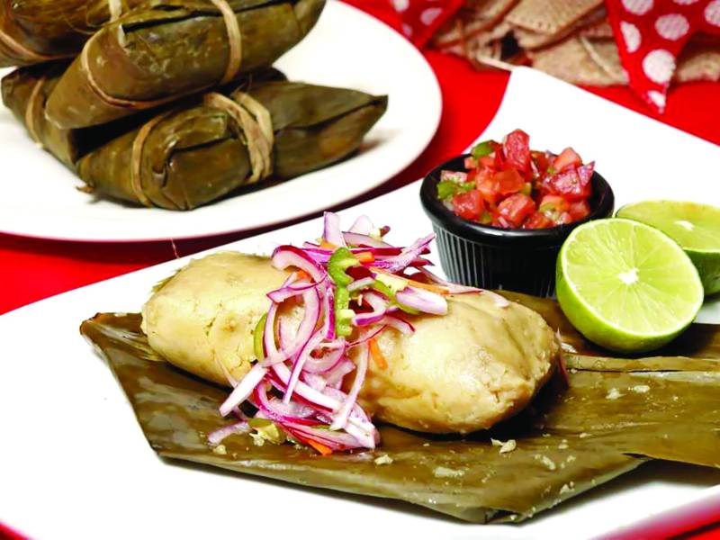 La diferencia entre tamal y nacatamal. Ambos términos se utilizan de manera intercambiable en algunos lugares, pero pueden referirse a preparaciones ligeramente distintas.