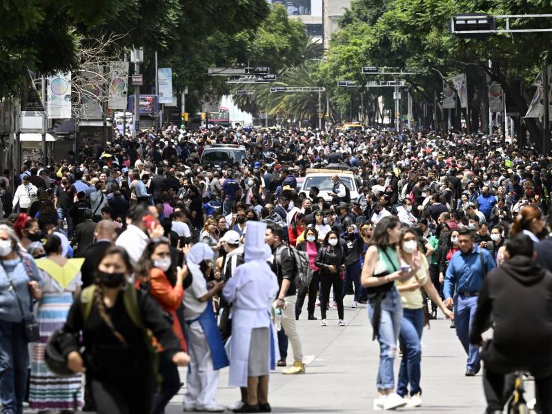 Cientos de personas salieron a las calles tras el fuerte terremoto registrado este lunes en el centro de México.