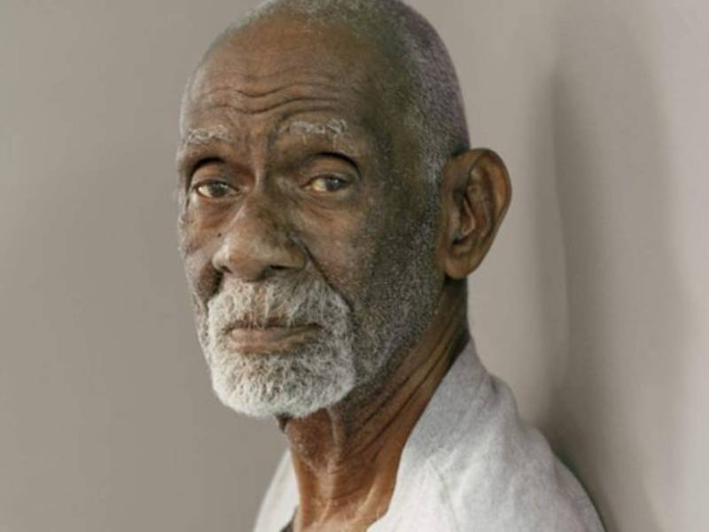 El 'Dr. Sebi' nunca asistió a la escuela, su educación herbolaria fue autodidacta. llegaba a cobrar dos mil dólares por día a su clientes famosos de Hollywood.