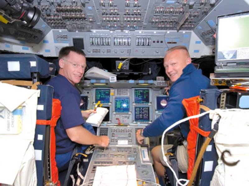 GIR06. ESPACIO, 10/07/2011.- Fotografía cedida por la NASA T.V. en la que aparecen los astronautas Doug Hurley (d), piloto de la misión STS-135, y Chris Ferguson (i), en el puesto de mando del Transbordador Atlantis durante el segundo día de misión en la órbita terrestre. Atlantis, en su viaje final, se acopló hoy, domingo 10 de julio de 2011, a la Estación Espacial Internacional (EEI), en una última misión de 12 días que cerrará la era de los transbordadores. EFE/Cortesía NASA TV/MEJOR CALIDAD DISPONIBLE/SOLO USO EDITORIAL