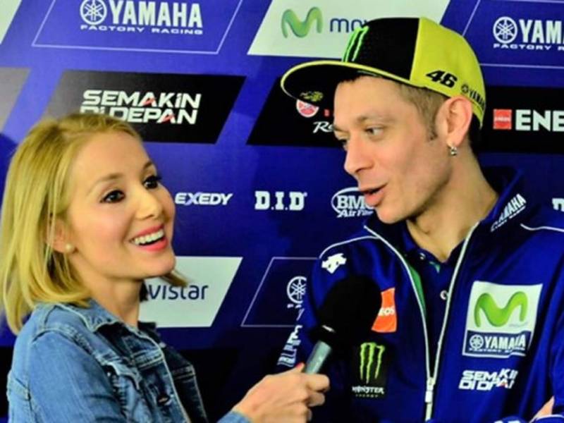 Deborah Serendipity, reportera de Canal Sur entrevistó al ídolo del motociclismo Valentino Rossi y, entre un ida y vuelta de preguntas, le consultó: “¿Algún día podré llegar a ser la madre de tus hijos?”