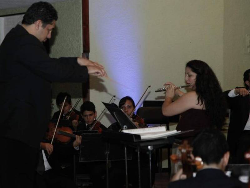 Raúl Antonio Munguía dirige a su esposa Denissa Rivas.