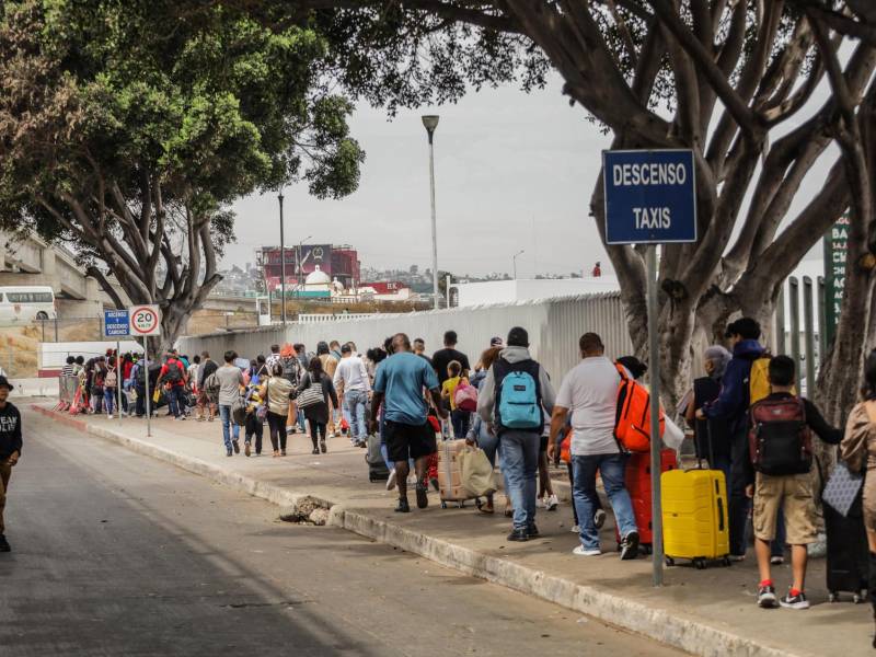 Migrantes hacen largas filas para solicitar asilo en Estados Unidos, hoy en el puerto fronterizo del Chaparral en Baja California (México).