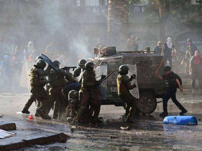 Los militares y policías reprimen a manifestantes en Chile tras un mes de violentas manifestaciones./AFP.