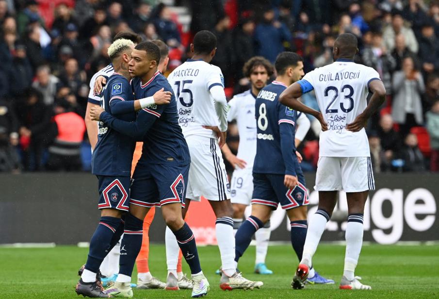 Kylian Mbappé y Neymar celebrando uno de los tres goles marcados por el PSG ante Bordeaux. Foto AFP.