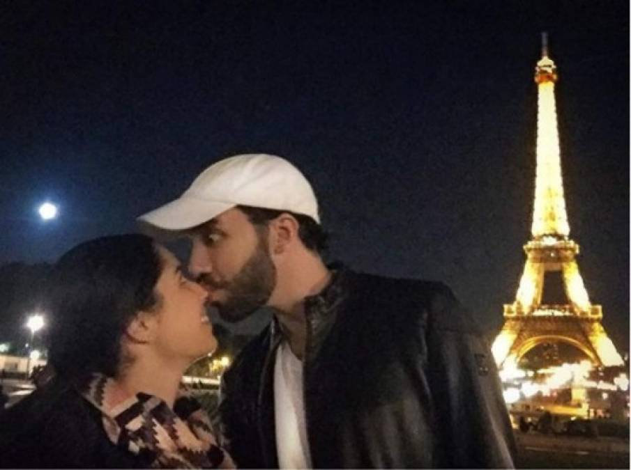 A la actual pareja presidencial les gusta mucho viajar. En uno de sus aniversarios decidieron pasarlo en París. Bukele le dedicó un mensaje de amor a su esposa: 'Feliz aniversario mi amor... Que Dios nos dé tiempo para vivir muchas más aventuras juntos'