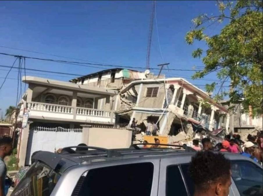 Cuerpos de emergencia continúan en labores de rescate de sobrevivientes. La cifra de muertos aumenta hora a hora.